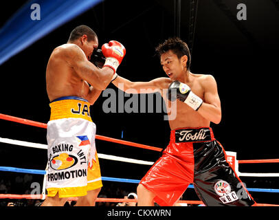 (L-R) Sonny Boy Jaro (PHI), Toshiyuki Igarashi (JPN), 16. Juli 2012 - Boxen: Toshiyuki Igarashi Japan Hits Sonny Boy Jaro der Philippinen während der WBC im Fliegengewicht Titelkampf am Flügel Hut Kasukabe in Saitama, Japan. (Foto von Mikio Nakai/AFLO) Stockfoto