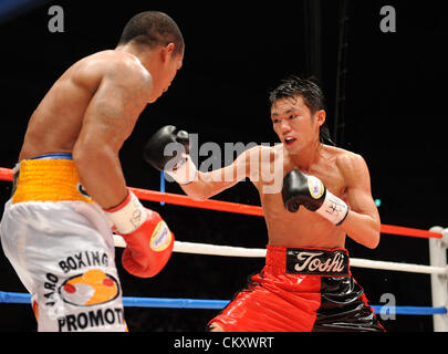 (L-R) Sonny Boy Jaro (PHI), Toshiyuki Igarashi (JPN), 16. Juli 2012 - Boxen: Toshiyuki Igarashi Japans in Aktion gegen Sonny Boy Jaro der Philippinen während der WBC im Fliegengewicht Titelkampf am Flügel Hut Kasukabe in Saitama, Japan. (Foto von Mikio Nakai/AFLO) Stockfoto