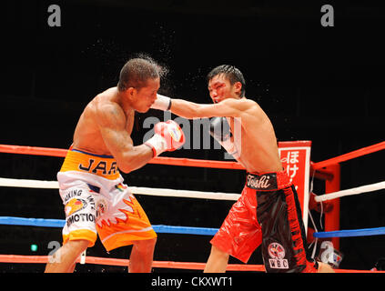 (L-R) Sonny Boy Jaro (PHI), Toshiyuki Igarashi (JPN), 16. Juli 2012 - Boxen: Toshiyuki Igarashi Japan Hits Sonny Boy Jaro der Philippinen während der WBC im Fliegengewicht Titelkampf am Flügel Hut Kasukabe in Saitama, Japan. (Foto von Mikio Nakai/AFLO) Stockfoto