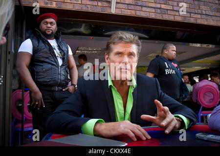 Johannesburg, Südafrika. 30. August 2012. David Hasselhoff kommt bei den Avastar Nachtclub im 30. August 2012 in Johannesburg, Südafrika. Hasselhoff werden im Club auftreten, wenn es die ultimative Baywatch-Beach-Party am 1. September 2012 Gastgeber. (Foto von Gallo Images / Zeit / Daniel geboren) Stockfoto