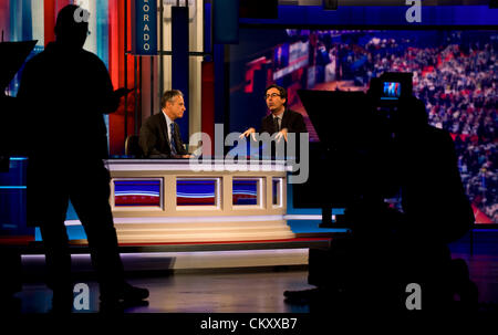 30. August 2012 - Tampa, Florida, USA - JON STEWART und JOHN OLIVER Politik sprechen, während "The Daily Show des" vier-Nacht Laufs zeigt unter dem Titel "RNC 2012: The Road to Jeb Bush 2016' bei der Republican National Convention. Stockfoto