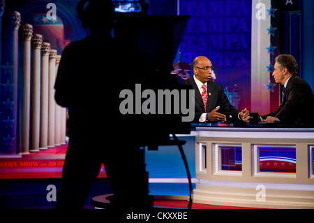 30. August 2012 - Tampa, Florida, USA - JON STEWART beherbergt ehemaligen RNC Vorsitzender MICHAEL STEELE bei "The Daily Show des" vier-Nacht Recht zeigt "RNC 2012: The Road to Jeb Bush 2016' bei der Republican National Convention. Stockfoto