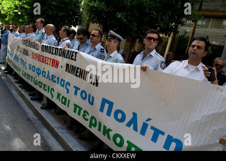 Polizisten protestieren gegen Kürzungen halten Banner. Stockfoto