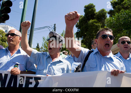 Polizisten protestieren gegen Kürzungen Parolen schreien. Stockfoto