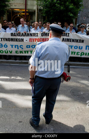 Polizisten protestieren gegen Kürzungen halten Banner. Stockfoto