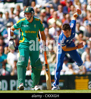 31.08.2012 London, England. Südafrikas Graeme Smith und Englands James Anderson während der 3. Nat West eintägigen internationalen Cricket match zwischen England und Südafrika und spielte bei der Kia Oval Cricket Ground: obligatorische Kredit: Mitchell Gunn Stockfoto