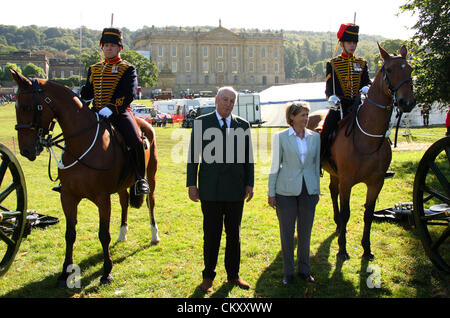 Derbyshire, UK, 31. August 2012. Der Herzog & Herzogin von Devonshire mit Mitgliedern des Königs Troop zeremoniellen Pistole Team von Chatsworth Country Fair. Die Messe ist eine der größten Outdoor-Veranstaltungen seiner Art im Land über 3 Tage (31. August – 2. September), im Park von Chatsworth House, Heimat der Duke & Herzogin von Devonshire. Die Messe feiert britische Landschaft Sport und Freizeitbeschäftigungen. Bildnachweis: Matthew Taylor / Alamy Live News Stockfoto