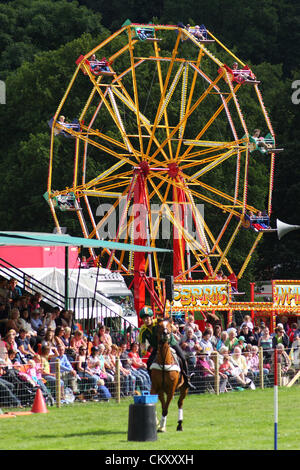 Pferdevorführung unter dem Riesenrad die Vintage Jahrmarkt auf dem Gelände des Chatsworth House in Chatsworth Country Fair, Peak District, Derbyshire, UK Stockfoto