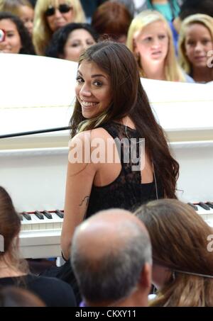 New York, USA. 31. August 2012. Christina Perri für NBC heute zeigen Summer Concert Series mit Jason Mraz und Christina Perri, Rockefeller Plaza, New York, NY 31. August 2012 auf der Bühne. Foto von: Derek Sturm/Everett Collection/Alamy Live-Nachrichten Stockfoto