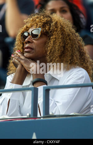 Serena Williams (USA) Mutter Oracene Price beobachtete sie beim 2012 uns Open Tennisturnier, Flushing, New York zu konkurrieren. USA. 30. August. Stockfoto