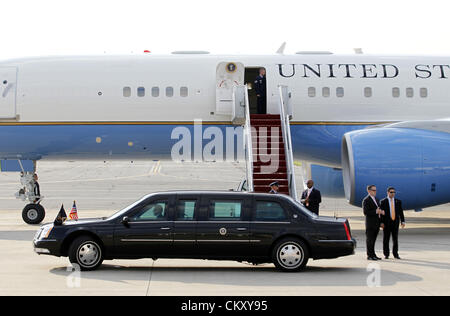 29. August 2012 - boards Charlottesville, Virginia, USA - Präsident Barack Obama sein Flugzeug nach eine Kampagne zu stoppen, in Charlottesville, VA. (Kredit-Bild: © Andrew Shurtleff/ZUMAPRESS.com) Stockfoto