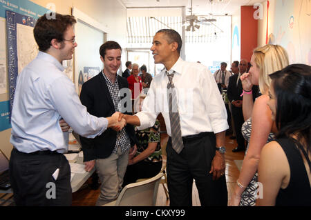 29. August 2012 - grüßt Charlottesville, Virginia, USA - Präsident Barack Obama Kampagne Mitarbeiter während eines Halts Überraschung für seinen Wahlkampf-Hauptquartier auf der Innenstadt-Mall in Charlottesville, VA. (Kredit-Bild: © Andrew Shurtleff/ZUMAPRESS.com) Stockfoto