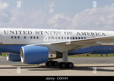 29. August 2012 - Charlottesville, Virginia, USA - Präsident Barack Obama Flugzeug landet auf dem Flughafen Charlottesville/Albemarle in Charlottesville, VA. (Kredit-Bild: © Andrew Shurtleff/ZUMAPRESS.com) Stockfoto