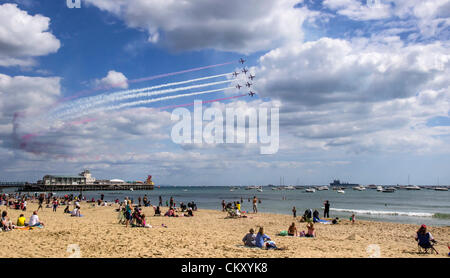 Die roten Pfeile Kunstflug Team in Bournemouth, fliegen über den Pier, den Strand und die Bucht von Poole, Dorset, England, UK. Stockfoto