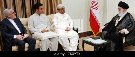 Pakistans Präsident Asif Ali Zardari tauscht mit iranischen obersten Führers Ayatollah, Sayyid Ali Khamenei 16. NAM-Konferenz in Teheran auf Freitag, 31. August 2012. Menschen Sie Party (PPP) Vorsitzender, Bilawal Bhutto Zardari auch in Bild zu sehen. Stockfoto