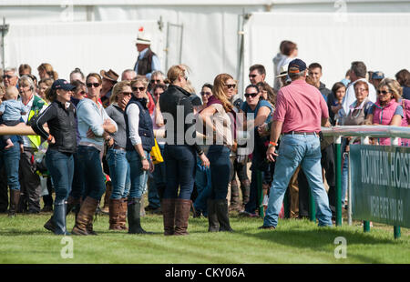 Burghley House, Stamford, Großbritannien - Mark Phillips und Freundin Lauren Hough Spaziergang der cross country Kurs in Burghley Horse Trials mit anderen uns Reiter, 31. August 2012. Stockfoto