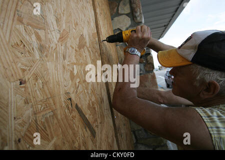 28. August 2012 arbeitet - Gulfport, MISSISSIPPI, USA - Tommy Cuevas, Board, ein Bürogebäude gegen Hurricane Isaac in Gulfport, Mississippi, USA am 28. August 2012.  Hurricane Isaac wird als Kategorie 1 Hurrikan Landfall machen. (Kredit-Bild: © Dan Anderson/ZUMAPRESS.com) Stockfoto