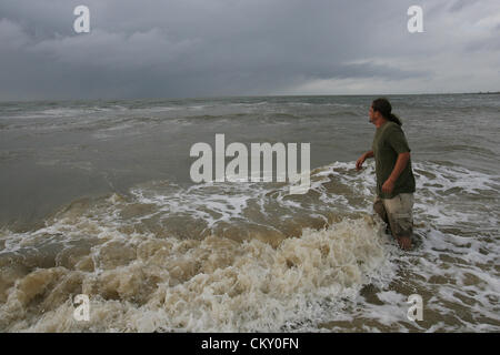 28. August 2012 - Gulfport, MISSISSIPPI, USA - Gewitterwolken vom Hurricane Isaac herein wie Brandon Paige vom Strand in Gulfport, Mississippi, USA am 28. August 2012 blickt.  Hurricane Isaac wird als Kategorie 1 Hurrikan Landfall machen. (Kredit-Bild: © Dan Anderson/ZUMAPRESS.com) Stockfoto