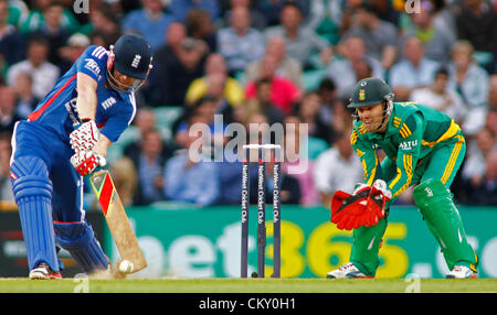 31.08.2012 London, England. Englands Eoin Morgan mit der Wimper und Südafrikas Kapitän Abraham Benjamin de Villiers während der 3. Nat West eintägigen internationalen Cricket match zwischen England und Südafrika und spielte bei der Kia Oval Cricket Ground: obligatorische Kredit: Mitchell Gunn Stockfoto