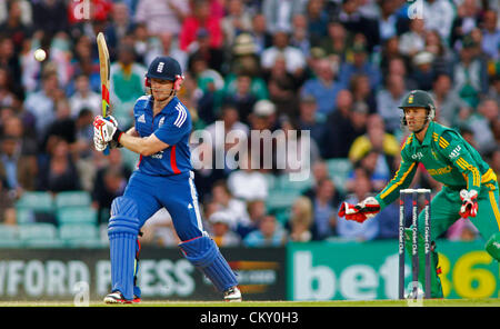 31.08.2012 London, England. Englands Eoin Morgan mit der Wimper und Südafrikas Kapitän Abraham Benjamin de Villiers während der 3. Nat West eintägigen internationalen Cricket match zwischen England und Südafrika und spielte bei der Kia Oval Cricket Ground: obligatorische Kredit: Mitchell Gunn Stockfoto