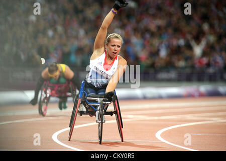 31.08.2012 London, England. Hannah Cockroft (GBR) feiert nach dem Gewinn der Frauen 100m - T34 in Tag2 der London Paralympics vom Olympiastadion entfernt. Stockfoto