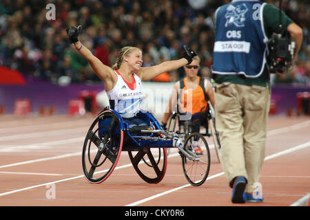 31.08.2012 London, England. Hannah Cockroft (GBR) feiert nach dem Gewinn der Frauen 100m - T34 in Tag2 der London Paralympics vom Olympiastadion entfernt. Stockfoto