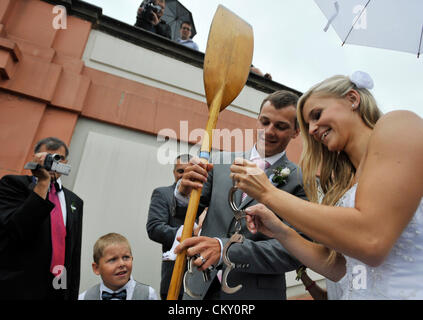 Brautpaar Daniel (zweiter von rechts) und Andrea Havel abgebildet während ihrer Trauung im Schloss Troja in Prag, Tschechien am 31. August 2012. Mitglied der Bronze 4 Kajak 2012 London Olympics Daniel Havel heiratete Martin Doktors Nichte. Die anderen Mitglieder der Bronze olympische Mannschaft Lukas Trefil, Josef Dostal und Jan Sterba Hamdkerchiefed Havel auf das Paddel nach der Hochzeit. (Foto/Michal Kamaryt CTK) Stockfoto