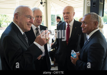 Apollo 13 Astronauten Jim Lovell, linke, ehemaliger NASA-Administrator Dan Goldin, Senator John Glenn, Dritter von links, und NASA-Administrator Charles Bolden, Recht, sprechen bei einer privaten Trauerfeier feiert das Leben von Neil Armstrong, 31. August 2012, im Camargo Club in Cincinnati. Armstrong, der erste Mann, Spaziergang auf dem Mond während der Mission Apollo 11 1969 starb am 25. August. Er war 82. Stockfoto