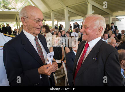 Apollo 11 Astronauten Michael Collins, links, und Buzz Aldrin sprechen bei einer privaten Trauerfeier feiert das Leben von Neil Armstrong, 31. August 2012, im Camargo Club in Cincinnati. Armstrong, der erste Mann, Spaziergang auf dem Mond während der Mission Apollo 11 1969 starb Samstag 25 August. Er war 82. Bildnachweis: (NASA/Bill Ingalls) Stockfoto