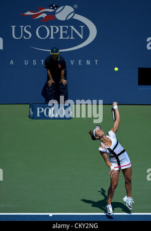 21.08.2012. Flushing Meadows, New York, USA.  Varvara Lepchenko aus den Vereinigten Staaten (USA) unterlag von Australian Samantha Stosur (AUS) während ihrer dritten Runde Damen-Einzel-Match am Tag 5 des 2012 US Open Tennis Championships im USTA Billie Jean King National Tennis Center in Flushing, Queens, New York, USA. SCHWEIZ *** Stockfoto