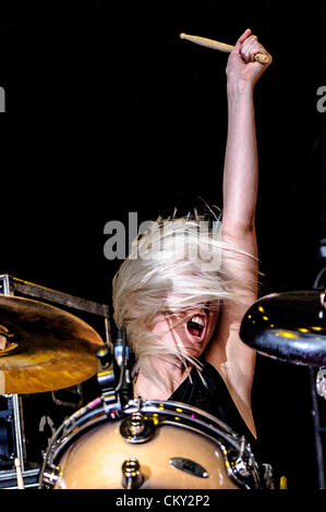 31. August 2012 führt bei Canadian National Exhibition - Toronto, Ontario, Kanada - Drummer RENE COUTURE der kanadischen Rockband "The Ausfälle". (Kredit-Bild: © Igor Vidyashev/ZUMAPRESS.com) Stockfoto