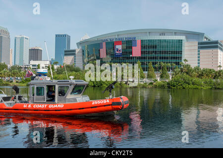 Tampa, Florida 30. August 2012 - Tampa Bay Times Forum, Website der Republican National Convention 2012 Sicherheitsmaßnahmen gehören Patrouille der US-Küstenwache. Stockfoto