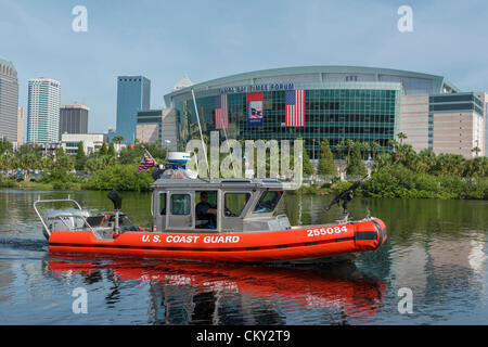 Tampa, Florida 30. August 2012 - Tampa Bay Times Forum, Website der Republican National Convention 2012 Sicherheitsmaßnahmen gehören Patrouille der US-Küstenwache. Stockfoto