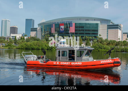 Tampa, Florida 30. August 2012 - Tampa Bay Times Forum, Website der Republican National Convention 2012 Sicherheitsmaßnahmen gehören Patrouille der US-Küstenwache. Stockfoto