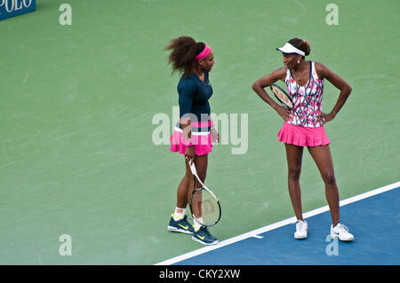 Serena Williams und Venus Williams aus den USA in der Frauen Doppel zweiten Vorrundenspiel gegen Kristina Mladenovic, Frankreich und Klaudia Jans-Ignacik, Polen, am Tag fünf der 2012 US Open am 31. August 2012 bei Billie Jean King National Tennis Center in Flushing, New York. Stockfoto