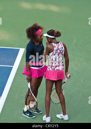 Serena Williams und Venus Williams aus den USA diskutieren Strategie in der Frauen Doppel zweiten Vorrundenspiel gegen Kristina Mladenovic, Frankreich und Klaudia Jans-Ignacik, Polen, am Tag fünf der 2012 US Open am 31. August 2012 bei Billie Jean King National Tennis Center in Flushing, New York. Stockfoto