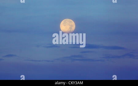 1. September 2012. Swansea, Großbritannien. Vollmond verschwindet hinter Wolken über Swansea Bucht von Port Talbot in den frühen Stunden des morgens gesehen. "Blue Moon", wie es genannt wird, ist treten zwei Vollmonde in einem Monat, August, September ins. Der Mond ist der Erde am nächsten und sieht deutlich größer und heller. Stockfoto
