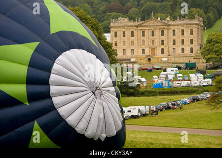 Derbyshire, UK. 1. September 2012.  Ein Ballon-Lift markiert die Eröffnung des zweiten Tages in Chatsworth Country Fair, eine der größten Outdoor-Veranstaltungen seiner Art im Land. Die Messe ist Gastgeber eines Großbritanniens größte Ballon Aufzüge nach Bristol. Die Messe ist über 3 Tage (31. August – 2. September), im Park von Chatsworth House, Heimat der Duke & Herzogin von Devonshire statt. In einem Bericht vom 30. August 2012 von Verbraucher-Organisation, welche? Chatsworth wurde Großbritanniens beliebtesten Herrenhaus bewertet. Stockfoto