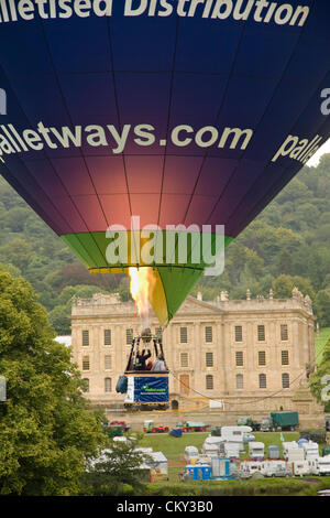 Derbyshire, UK. 1. September 2012.  Ein Ballon-Lift markiert die Eröffnung des zweiten Tages in Chatsworth Country Fair, eine der größten Outdoor-Veranstaltungen seiner Art im Land. Die Messe ist Gastgeber eines Großbritanniens größte Ballon Aufzüge nach Bristol. Die Messe ist über 3 Tage im Park von Chatsworth House, Heimat der Duke & Herzogin von Devonshire statt. In einem Bericht vom 30. August 2012 von Verbraucher-Organisation, welche? Chatsworth wurde Großbritanniens beliebtesten Herrenhaus bewertet. Stockfoto