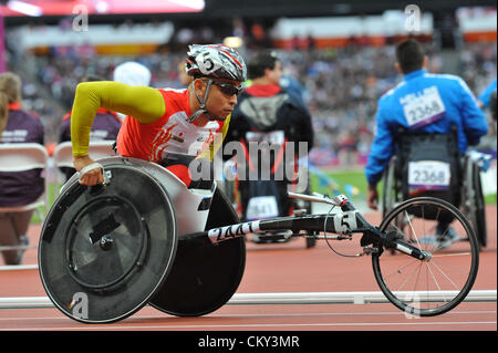 London, UK. 31. August 2012 - Jun Hiromichi (JAP) Aufwärmen vor der ersten Hitze für die 5000 m T54 Rennen im Olympiastadion bei den Sommer-Paralympics 2012 London. (C) Michael Preston / Alamy Live News. Stockfoto