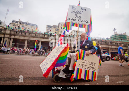 Brighton, Großbritannien 1. September 2012. "Die älteste Homosexuell im Dorf" (der Kemp Town) wartet auf die Gay-Pride-Parade zu beginnen. Stockfoto