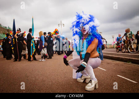 Brighton, Großbritannien 1. September 2012. Ein Transvestit tanzt während des Wartens auf die Gay-Pride-Parade zu beginnen. Stockfoto