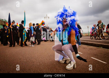 Brighton, Großbritannien 1. September 2012. Eine Parade Teilnehmer tanzt während des Wartens auf die Gay-Pride-Parade zu beginnen. Stockfoto