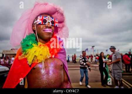 1. September 2012.  Brighton, Großbritannien Adrian, Teilnehmer an der Gay Pride Parade, Spaziergänge entlang der Strandpromenade in Brighton. Stockfoto