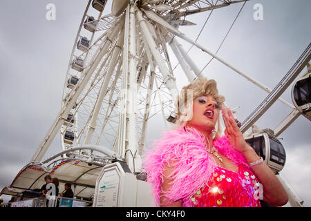 1. September 2012.  Brighton, Großbritannien Ein Transvestit raucht eine Zigarette während der Gay Pride Parade beobachten. Stockfoto