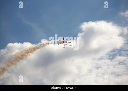 Bournemouth, Großbritannien Freitag, 31. August 2012. Breitling Wingwalker Wing Walker tritt kopfüber beim Bournemouth Air Festival, Bournemouth, Großbritannien, auf. Die Breitling Wingwalkers sind seitdem die AeroSuperBatics Wingwalkers. Kredit: Carolyn Jenkins / Alamy Live Nachrichten Stockfoto