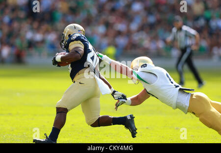 01.09.2012 Dublin, Irland.  Navy Midshipmen Runningback Darius Staten #20 schlüpft durch einen Zweikampf während des American Football-Spiels zwischen Notre Dame und der Marine aus dem Aviva Stadion. Stockfoto