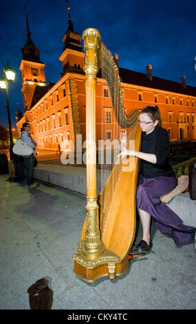 31. August 2012, Warschau, Polen. Ungewöhnliche Street Performance von Emilia Raiter, wer das Land bereist und spielt die Harfe für Spenden. Hier ist sie außerhalb des königlichen Schlosses in der Hauptstadt abgebildet. Stockfoto