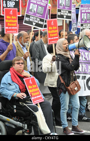 Walthamstow, London, UK. 1. September 2012. Die Zähler-Demonstration marschiert als der EDL-Marsch durch Walthamstow wie eine Theke Demonstration stattfindet, die Gruppen werden getrennt von der Polizei vernommen. Stockfoto