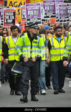 Walthamstow, London, UK. 1. September 2012. Die Zähler-Demonstration marschiert als der EDL-Marsch durch Walthamstow wie eine Theke Demonstration stattfindet, die Gruppen werden getrennt von der Polizei vernommen. Stockfoto